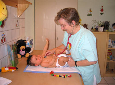 Frau Dr. Spittel mit Tom bei der Vorsorgeuntersuchung im Säuglingsalter